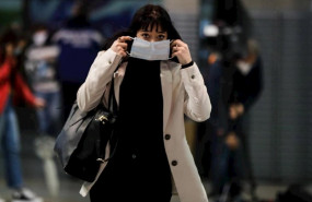 ep una pasajera se coloca la mascarilla que previamente le han proporcionado agentes de la policia