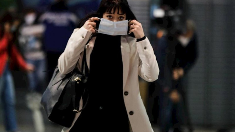 Una pasajera se coloca la mascarilla que previamente le han proporcionado Agentes de la Policía Municipal de Madrid en el intercambiador de la estación Puerta de Atocha, en Madrid (España), a 13 de abril de 2020. | Jesús Hellín - Europa Press ep una pasajera se coloca la mascarilla que previamente le han proporcionado agentes de la policia