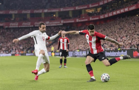 ep yuri berchiche intenta centrar ante victor diaz en el athletic-granada de semifinales de copa del