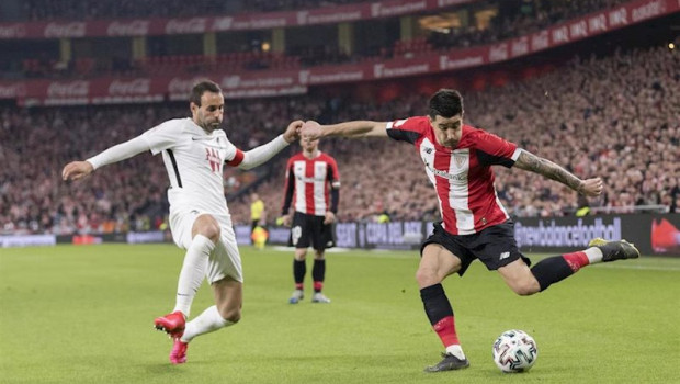 ep yuri berchiche intenta centrar ante victor diaz en el athletic-granada de semifinales de copa del