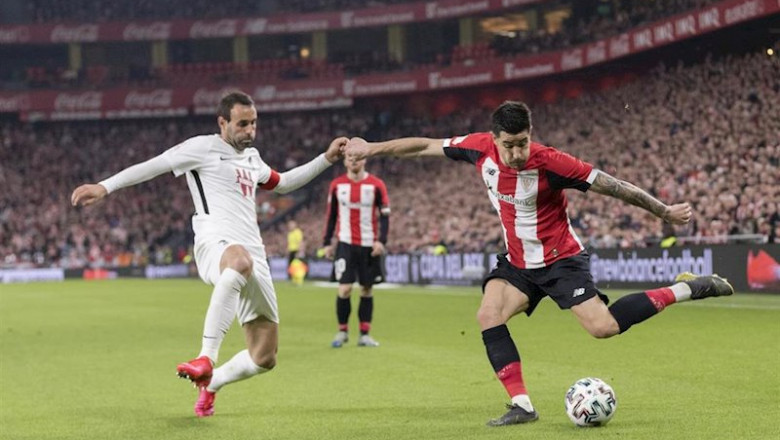 ep yuri berchiche intenta centrar ante victor diaz en el athletic-granada de semifinales de copa del