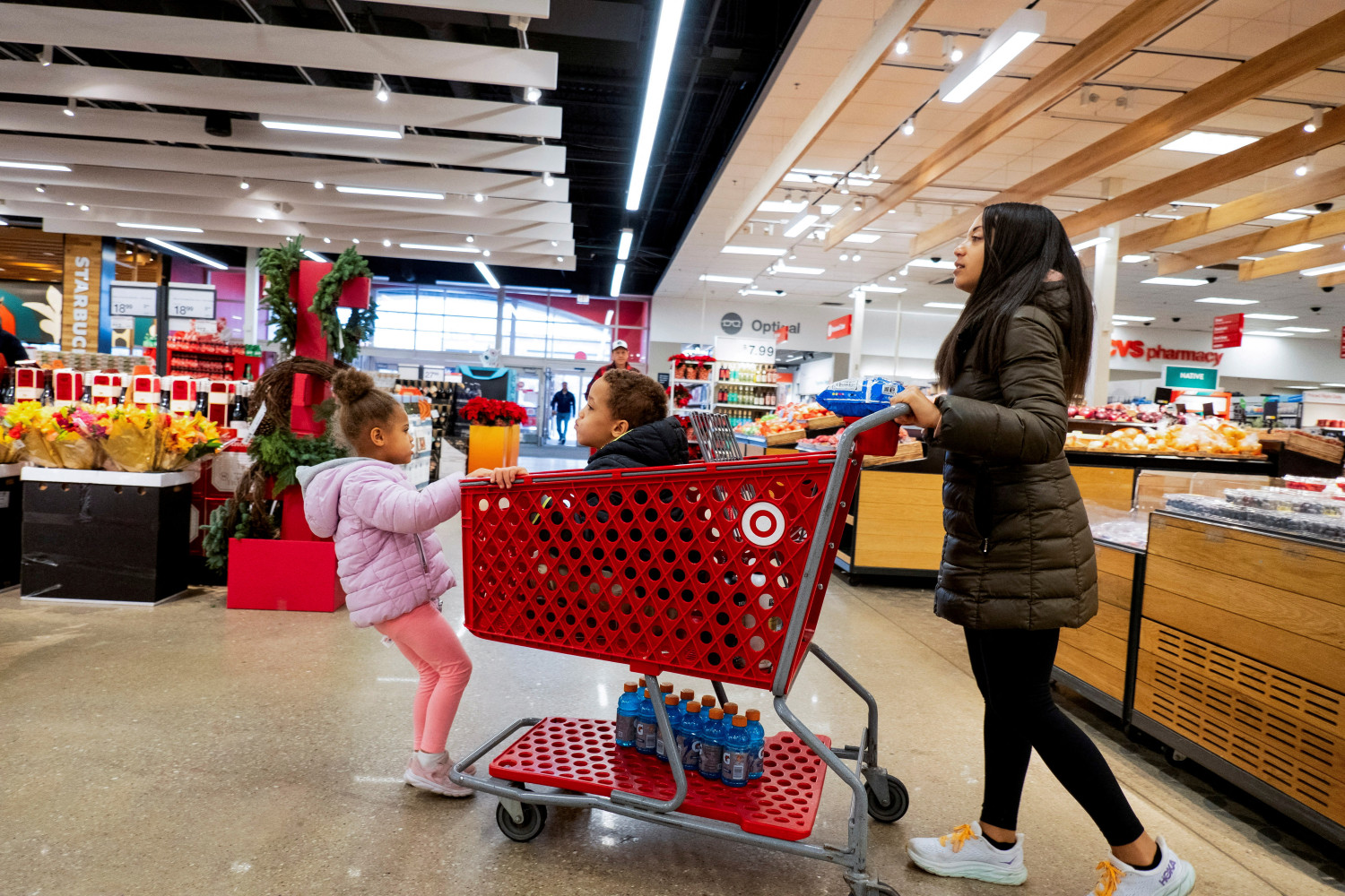 une famille dans un supermarche target aux etats unis une famille dans un supermarche target aux etats unis
