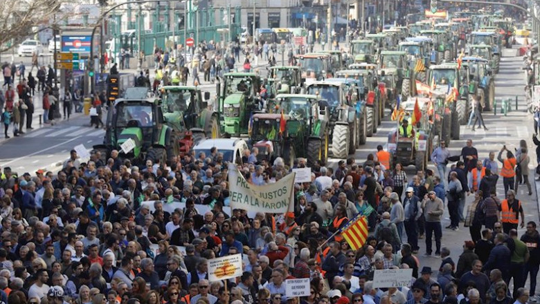 Agricultores y ganaderos organizan una 'tractorada' en Valencia. | Rober Solsona - Europa Press ep agricultores y ganaderos organizan una tractorada en valencia