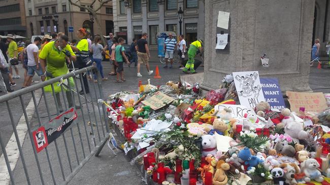 Altar por los atentados al inicio de La Rambla con operarios limpiando el suelo | Europa Press - Archivo ep altarlos atentadosiniciola ramblaoperarios limpiandosuelo
