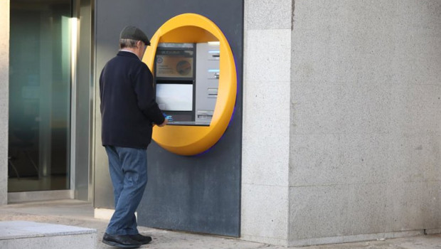 ep archivo   asesores cajeros y gestores bancarios son el principal tema de conversacion en redes