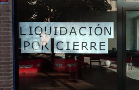 ep archivo   cartel de liquidacion por cierre en un establecimiento comercial