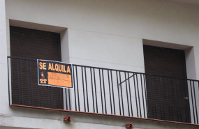 ep archivo   cartel en una terraza que anuncia el alquiler de una casa en madrid espana a 31 de