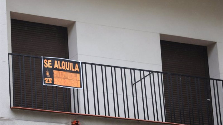 Marta Fernández Jara - Europa Press - Archivo ep archivo cartel en una terraza que anuncia el alquiler de una casa en madrid espana a 31 de