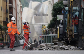 ep archivo   dos operarios trabajan en la obra de una calle cerca del museo guggenheim