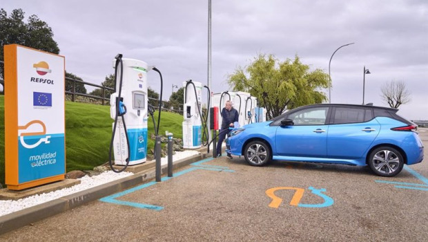 ep archivo   el nuevo punto de repsol de recarga de vehiculos electricos en venturada madrid