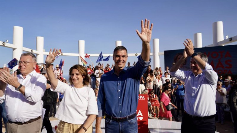 ep archivo   el presidente del gobierno pedro sanchez junto a la vicepresidenta tercera del gobierno