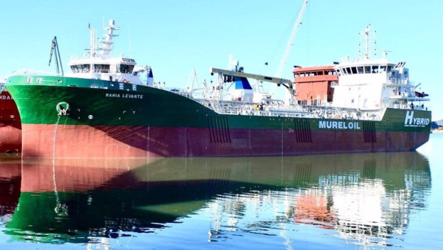 ep archivo   la gabarra hibrida de cepsa para el suministro de combustible marino