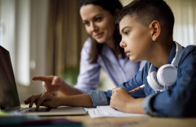 ep archivo - mother helping teenager with homework
