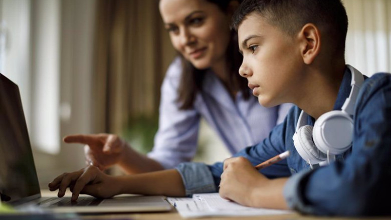 ep archivo - mother helping teenager with homework