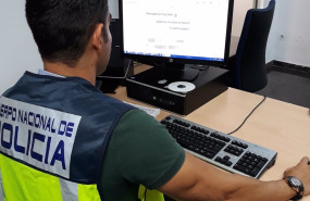 ep archivo   policia nacional frente a una pantalla de ordenador