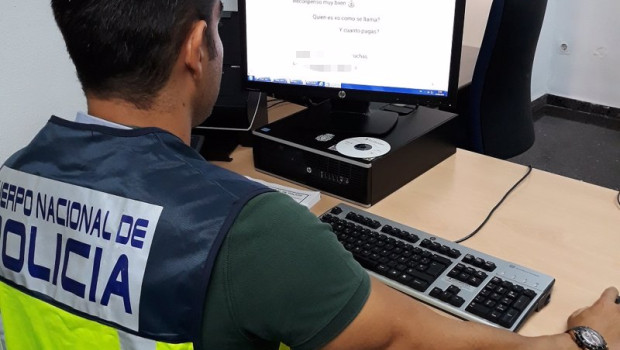 ep archivo   policia nacional frente a una pantalla de ordenador