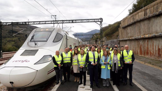 ep archivo   primer viaje en tren electrificado por la variante de pajares