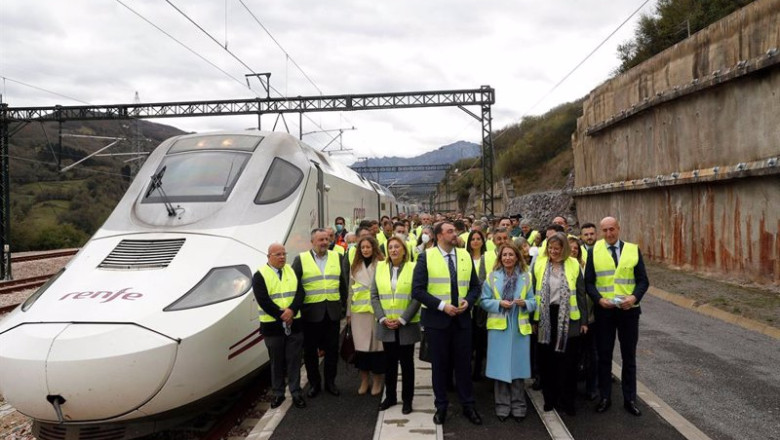 ep archivo primer viaje en tren electrificado por la variante de pajares ep archivo primer viaje en tren electrificado por la variante de pajares