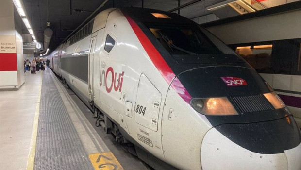 ep archivo   tren tgv inoui que hace la ruta de alta velocidad barcelona paris parado en la estacion