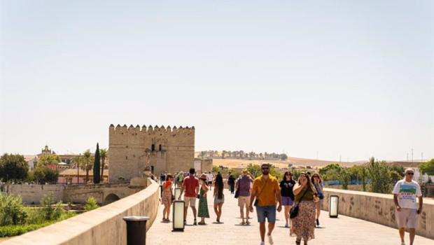 ep archivo   turistas y cordobeses se resguardan del sol para hacer frente a las altas temperaturas