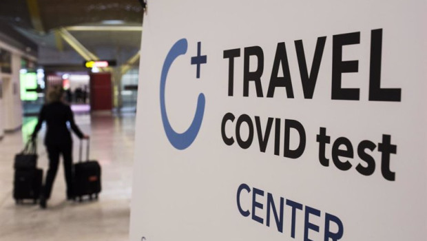 ep archivo   un cartel en el que se lee travel covid test center en la terminal t4 del aeropuerto