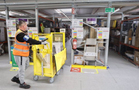 ep archivo un trabajador prepara pedidos con un carro en el interior de las instalaciones del ep archivo un trabajador prepara pedidos con un carro en el interior de las instalaciones del