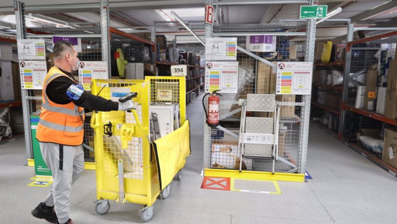 ep archivo un trabajador prepara pedidos con un carro en el interior de las instalaciones del ep archivo un trabajador prepara pedidos con un carro en el interior de las instalaciones del