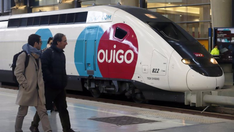 ep archivo un tren de alta velocidad ouigo a su llegada a la estacion maria zambrano ep archivo un tren de alta velocidad ouigo a su llegada a la estacion maria zambrano