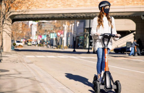 ep archivo - una usuaria en un patinete de spin ford
