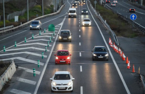 ep archivo   varios coches circulan por la autovia