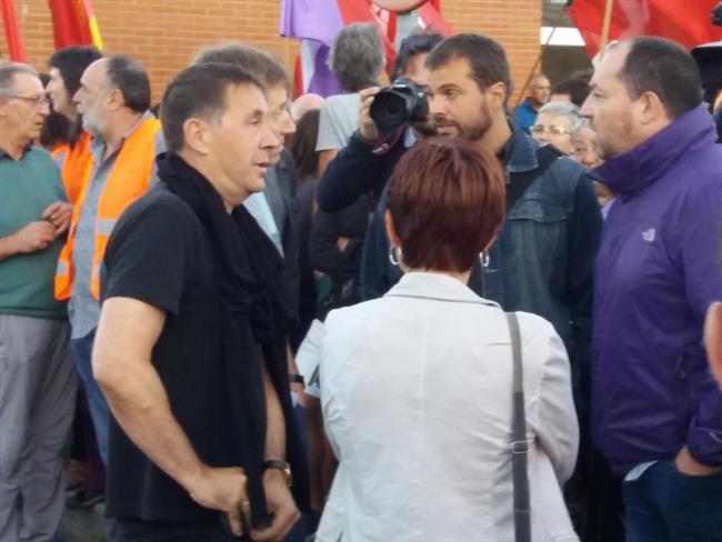Arnaldo Otegi recibe a Díaz Usabiaga a su salida de prisión | EUROPA PRESS ep arnaldo otegi recibediaz usabiagasu salidaprision