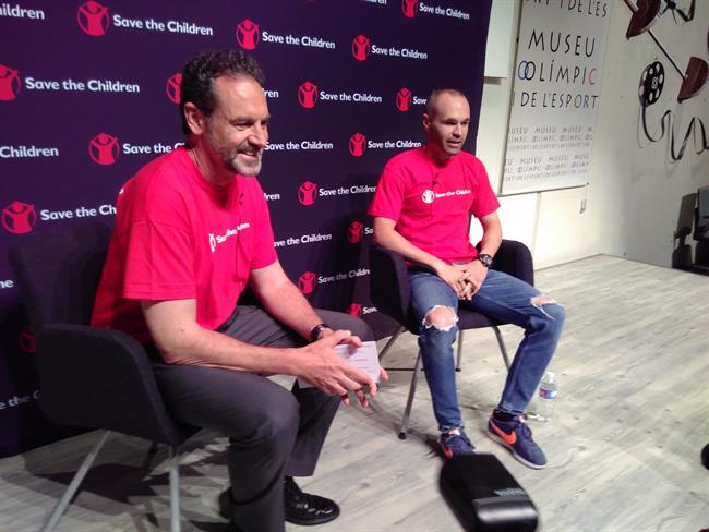 El director general de Save the Children Andrés Conde con Andrés Iniesta | EUROPA PRESS ep director generalsave the children andres condeandres iniesta