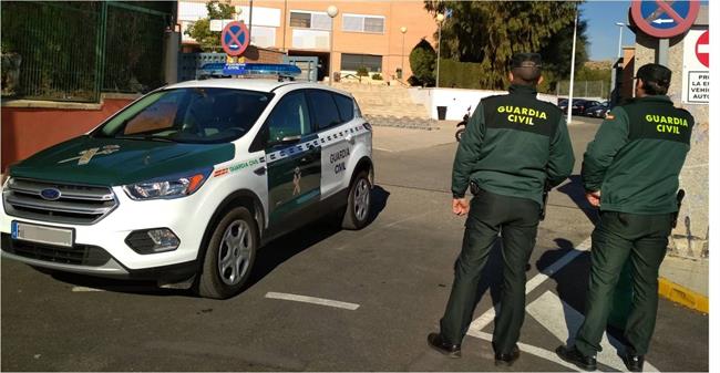 Dos agentes y un coche en Crevillent | GUARDIA CIVIL - Archivo ep dos agentesun cochecrevillent