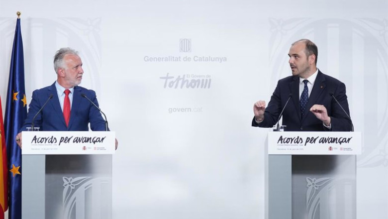 El ministro de Política Territorial y Memoria Democrática de España, Ángel Víctor Torres (i), y el Consejero de la Presidencia Albert Dalmau Miranda (d), ofrecen declaraciones en una rueda de prensa, tras la reunión de la Comisión bilateral | David Zorrakino - Europa Press ep el ministro de politica territorial y memoria democratica de espana angel victor torres i y el