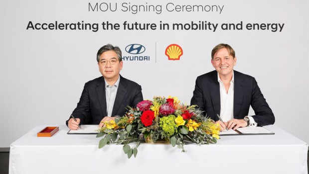 ep el presidente y consejero delegado de hyundai motor company jaehoon chang y el director de