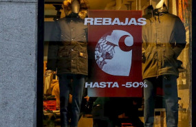 ep escaparate de una tienda de moda en la que se ofertan rebajas de hasta un 50