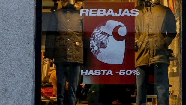 ep escaparate de una tienda de moda en la que se ofertan rebajas de hasta un 50