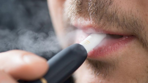 FILED - 31 May 2019, Saxony, Dresden: A man smokes with the electronic tobacco heater IQOS (I quit ordinary smoking). China plans to ban electronic cigarette smoking in public places to stop the increase in the use of cigarettes among teenagers. Photo: Se | Sebastian Kahnert/zb/dpa - Archivo ep filed - 31 may 2019 saxony dresden a man smokes with the electronic tobacco heater iqos i quit