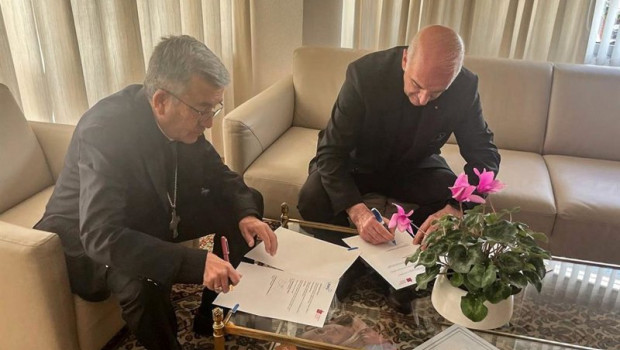 ep firma de un acuerdo entre el presidente de la conferencia episcopal espanola luis arguello y el