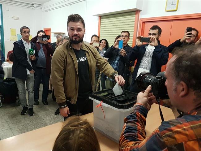 Gabriel Rufián (ERC) vota en el referéndum del 1-O | ERC ep gabriel rufian erc votareferendum1-o