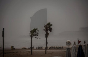 ep imagen de la playa de la barceloneta durante el paso de la borrasca gloria que dejo fuertes