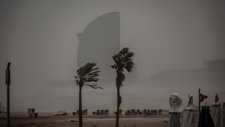 Imagen de la playa de la Barceloneta durante el paso de la borrasca 'Gloria', que dejó fuertes rachas de viento y lluvia el pasado enero de 2020 | David Zorrakino - Europa Press - Archivo ep imagen de la playa de la barceloneta durante el paso de la borrasca gloria que dejo fuertes