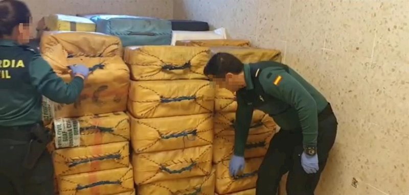 ep imagen de los fardos intervenidos en la noche de este lunes por la guardia civil en una ep imagen de los fardos intervenidos en la noche de este lunes por la guardia civil en una