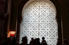 ep interior de la segunda puerta de la mezquita de cordoba cubierta por una lona con la imagen de la