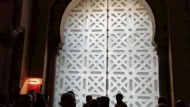 ep interior de la segunda puerta de la mezquita de cordoba cubierta por una lona con la imagen de la
