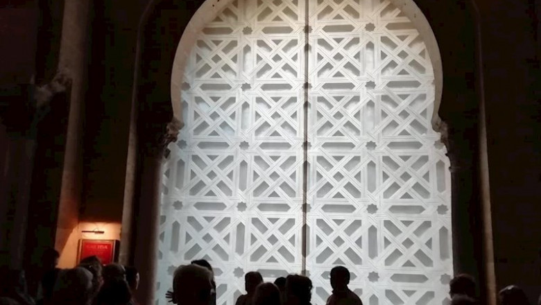 ep interior de la segunda puerta de la mezquita de cordoba cubierta por una lona con la imagen de la ep interior de la segunda puerta de la mezquita de cordoba cubierta por una lona con la imagen de la