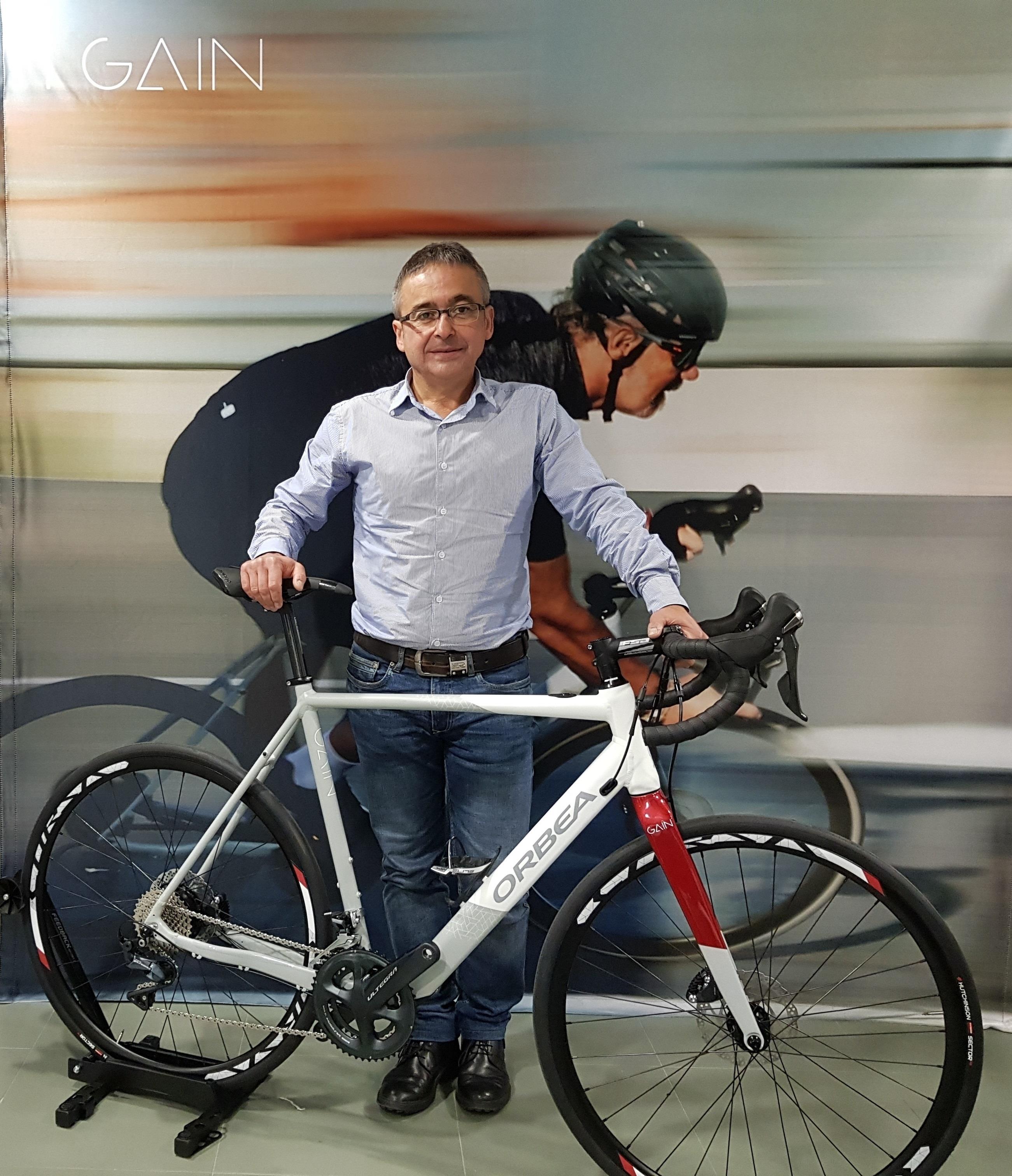 Jon Fernández, CEO de Orbea con el modelo Gain | EUROPA PRESS ep jon fernandez ceoorbeamodelo gain