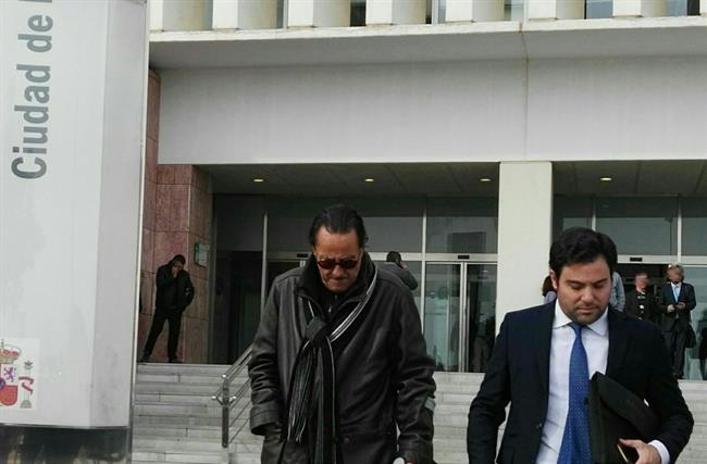 ep julian munozsu abogado saliendolos juzgados