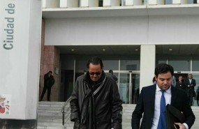 ep julian munozsu abogado saliendolos juzgados