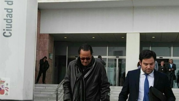 ep julian munozsu abogado saliendolos juzgados